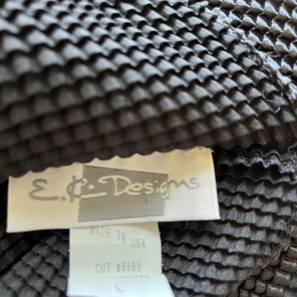 E. C Designs Women’s Black Top, Size Large - Picture 3 of 6